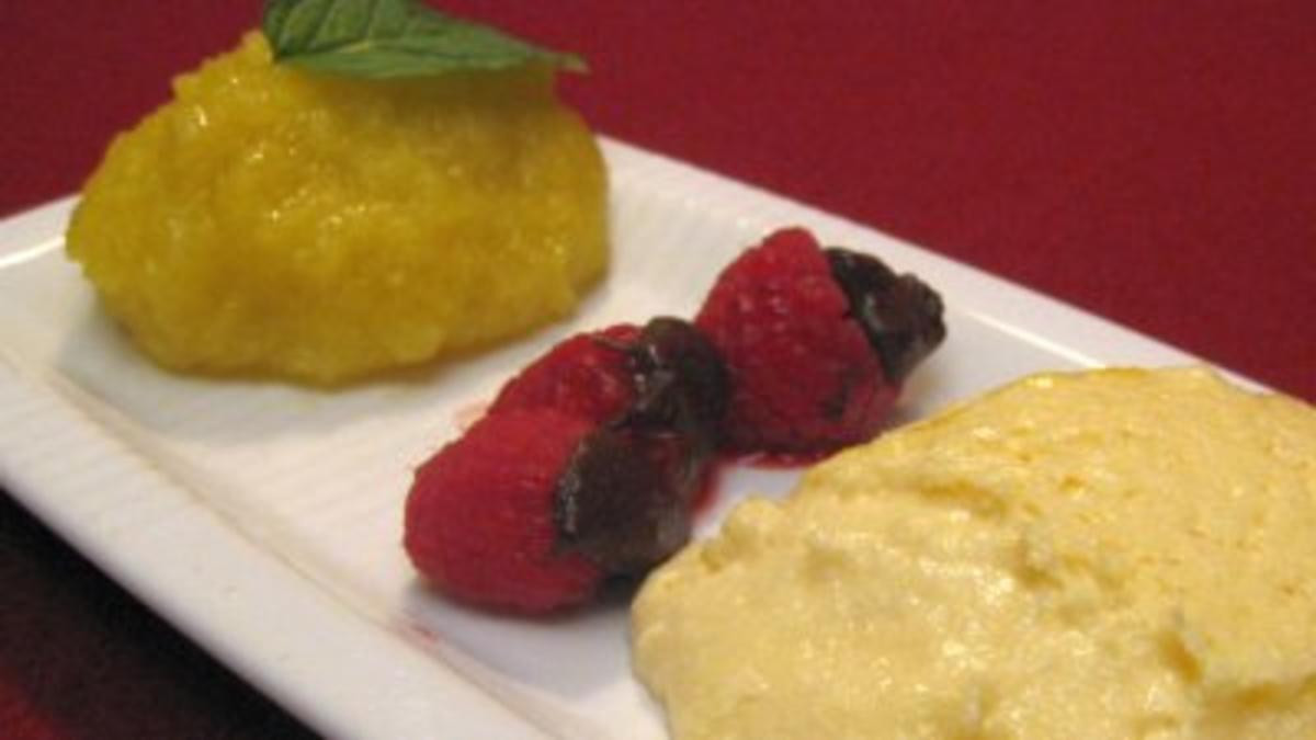 Mango-Sorbet, gefüllte Himbeeren und weiße Schokoladen-Mousse