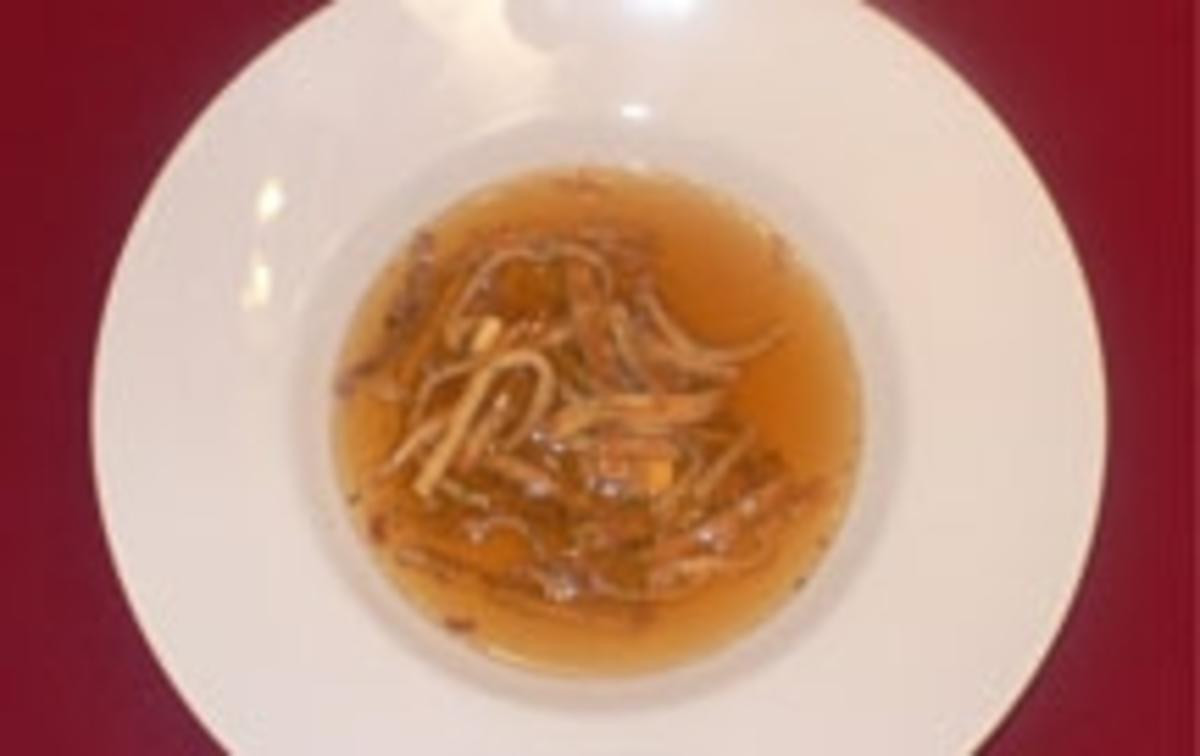 Rinderkraftbrühe mit Flädle und Eierstich