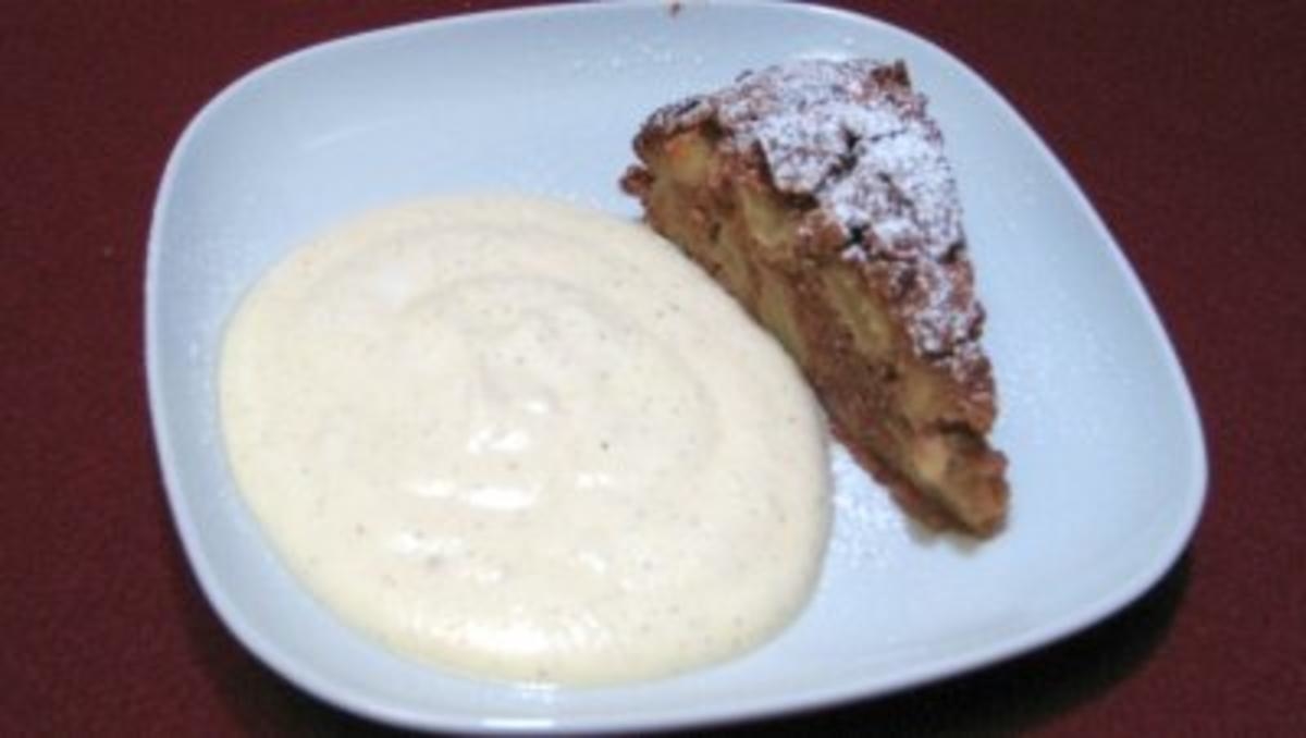 Apfelkuchen an warmem Vanilleschaum