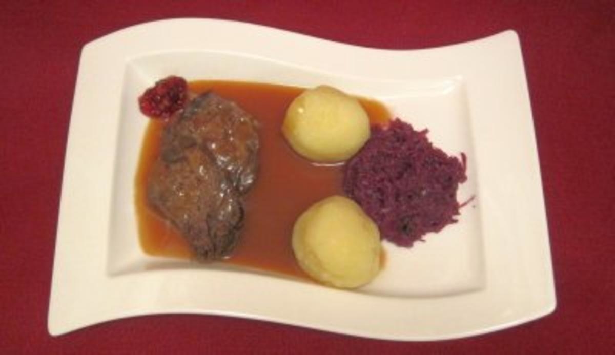Römischer Sauerbraten mit Knödeln und Rotkohl