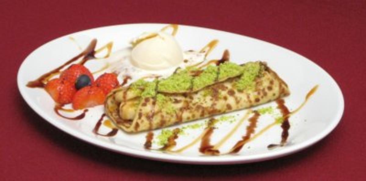 In Orangenlikör eingelegte Bananenscheiben auf zartem Crêpe mit Vanilleeis