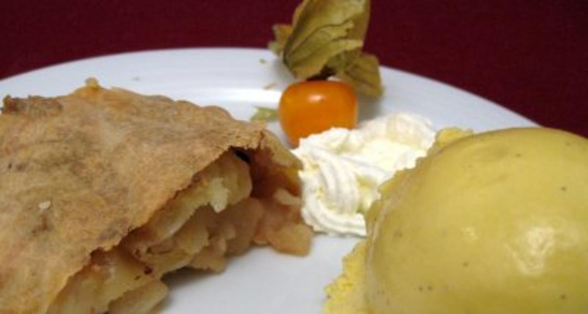 Apfelstrudel mit Vanilleeis und Sahne