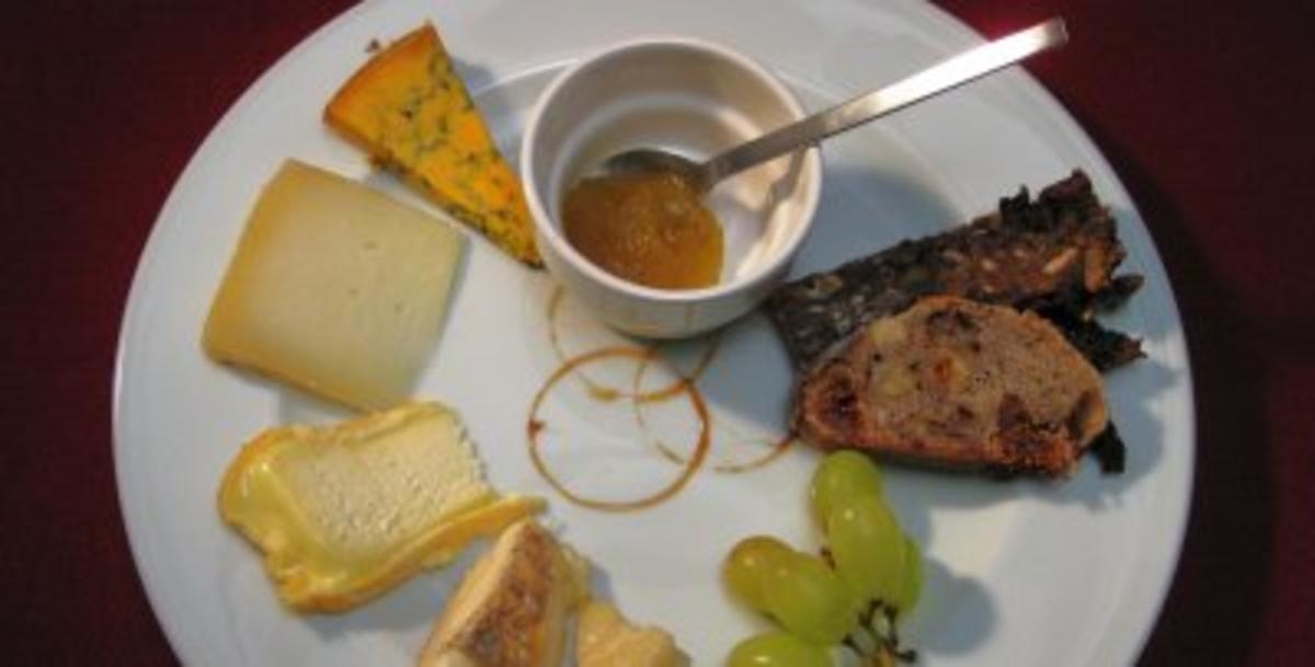 Feine Käseauswahl mit Dattelbrot, Feigensenf, Birne und Walnüssen