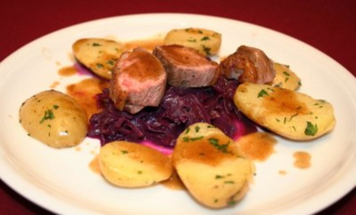 Rosa gebratene Entenbrust mit hausgemachtem Rotkohl und Petersilienkartoffeln