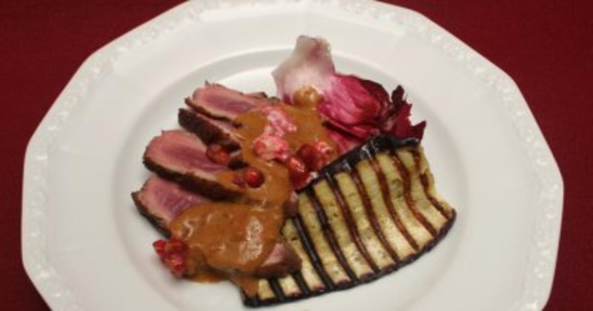 Geräucherte Entenbrustfilets, Auberginen mit Erdnuss-Soße und Granatapfel
