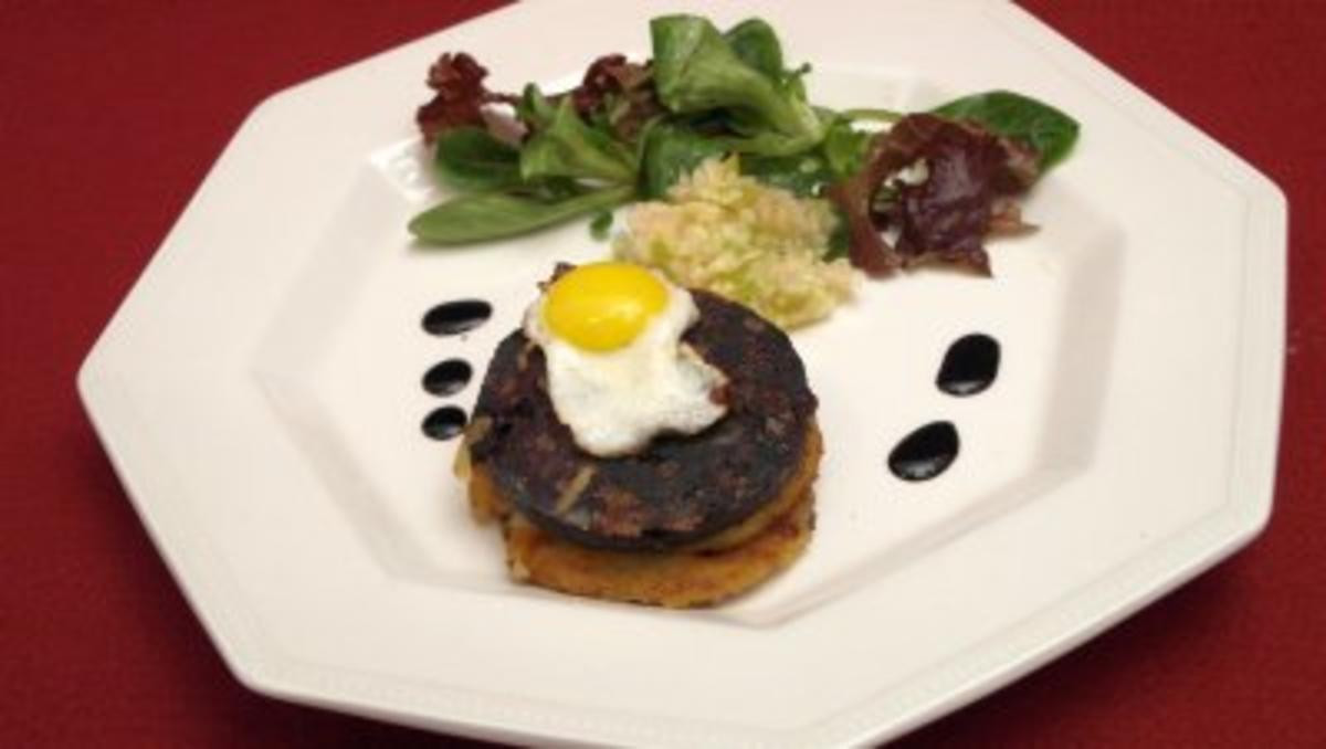 Blattsalate mit Tattie Scone, Black Pudding und Apfel
