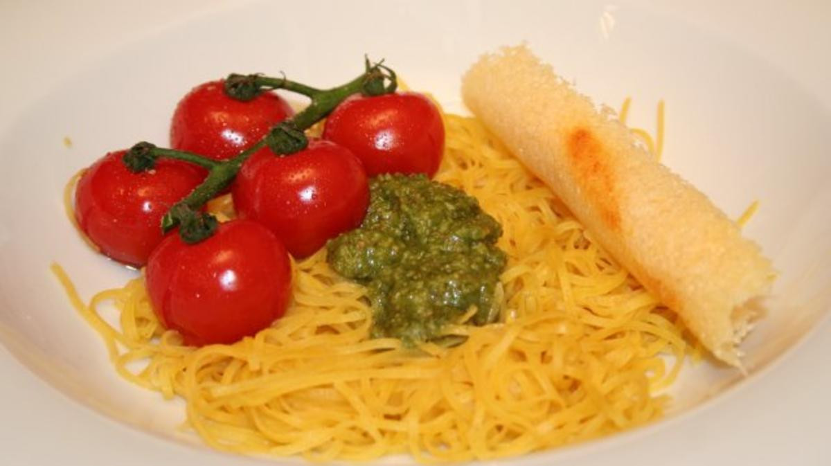 Hausgemachte Spaghettini an Estragon-Pesto und heißen Strauchtomaten