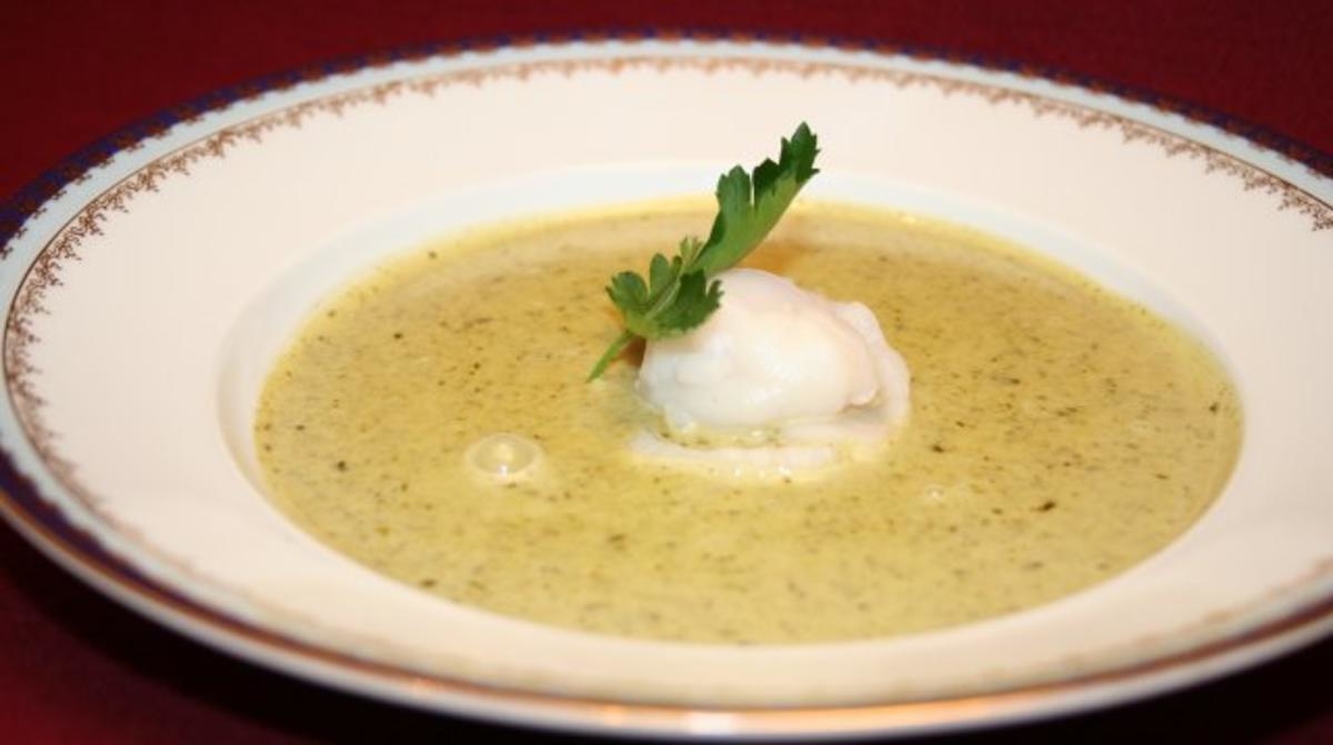 Schaumsuppe von der Petersilie mit einer Jakobsmuschelperle
