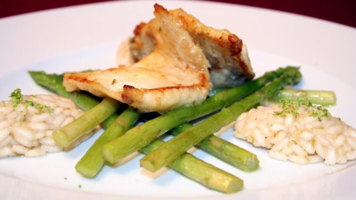 Steinbutt mit glasiertem grünen Spargel an Limettenrisotto