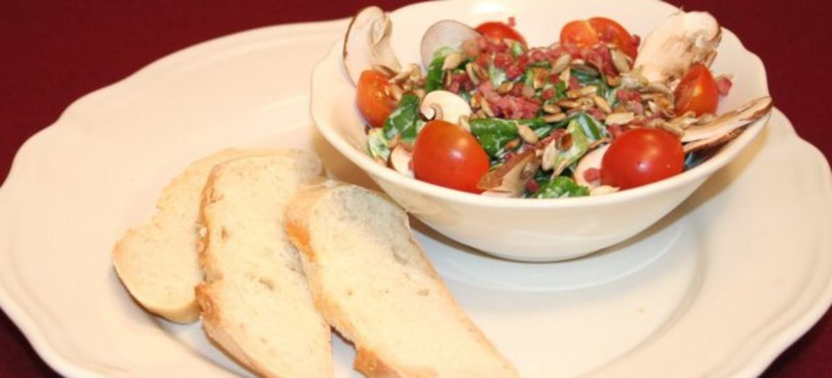 Feldsalat spezial mit Joghurtdressing und frisch gebackenem Brot