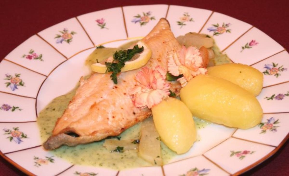 Saibling kross gebraten auf Petersilien-Kohlrabi