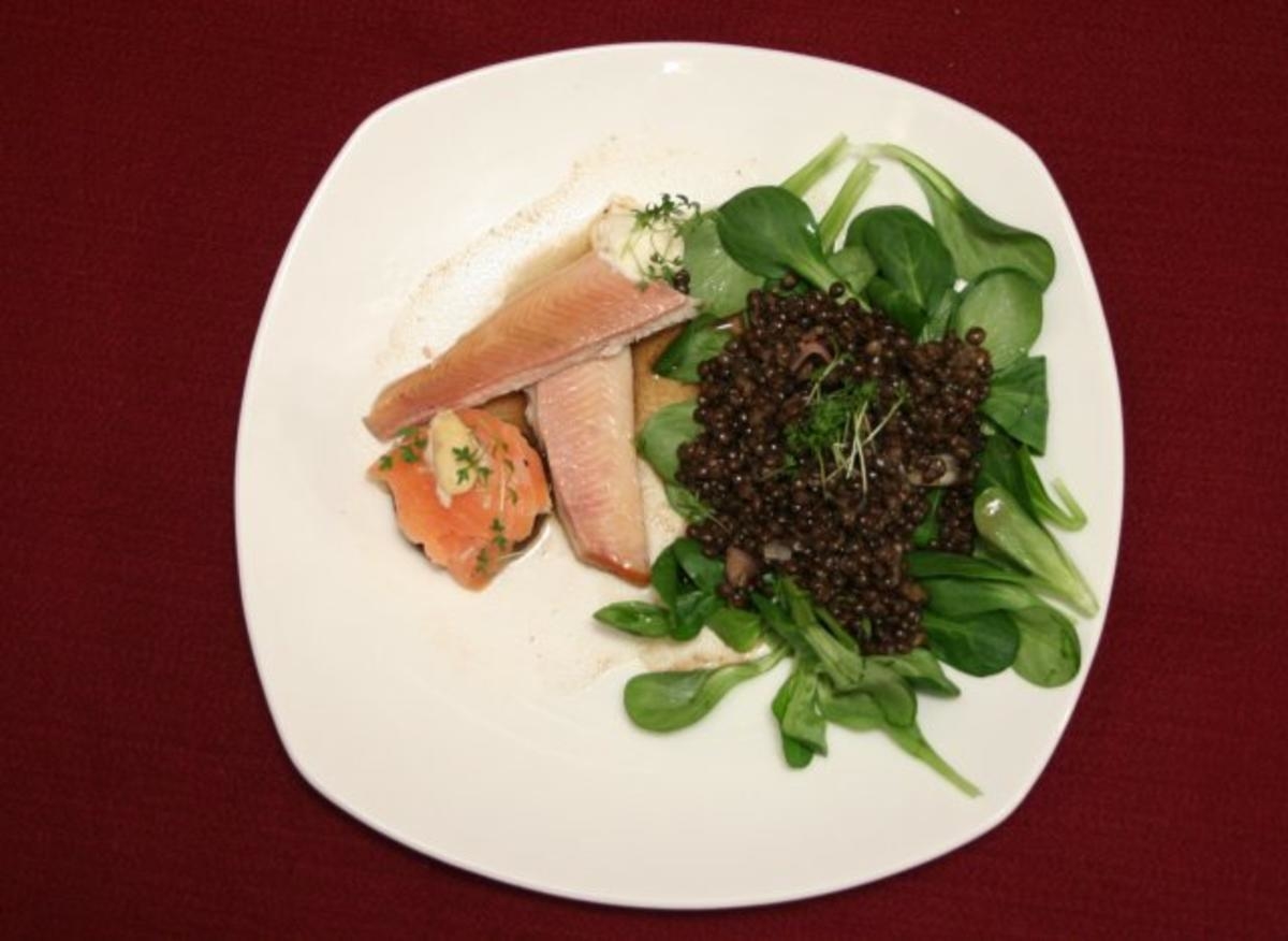 Räucherforellenpralinen und -filet an lauwarmen Belugalinsen im Feldsalatbett