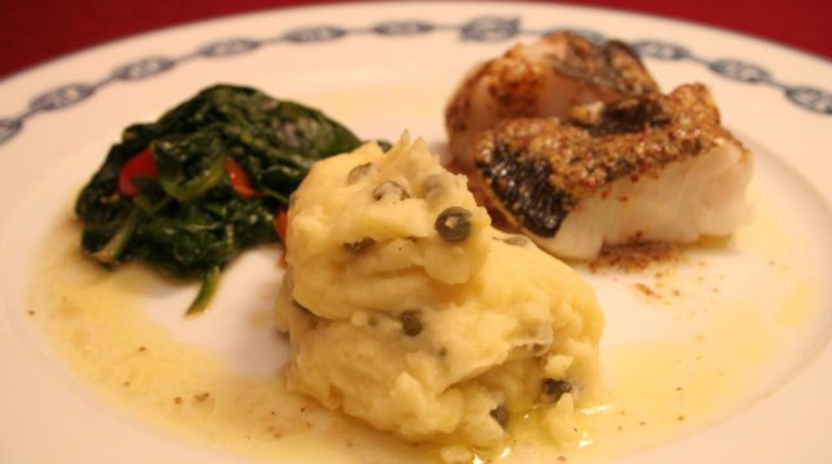 Kabeljau-Loins mit Dijonsenf-Butter, Kapern-Kartoffelpüree u. Blattspinat
