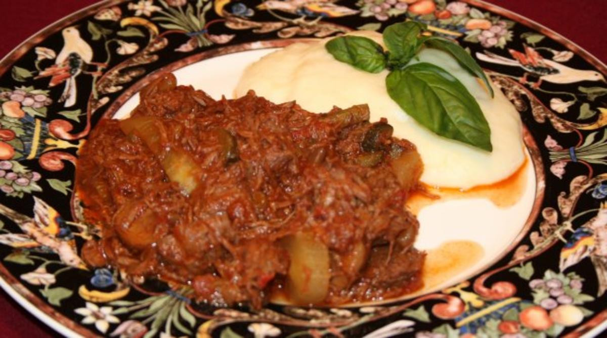 Gulasch nach Omis Geheimrezept mit Kartoffelpüree