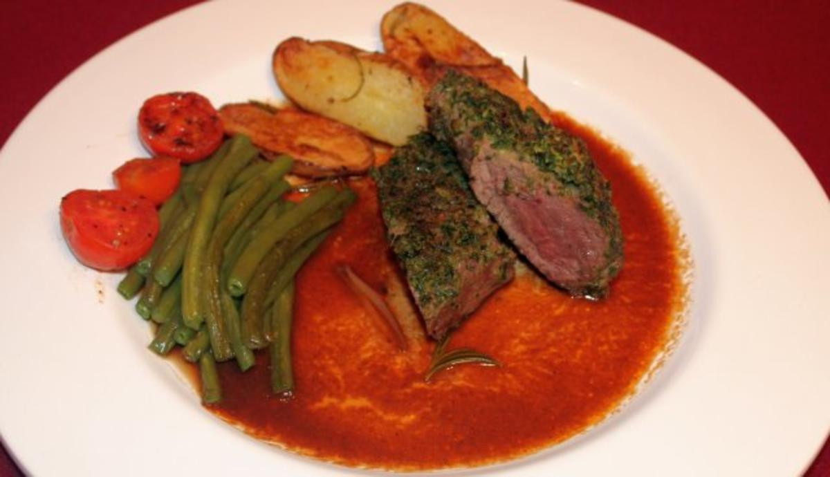 Lammlachse mit Kräuterkruste, grünen Bohnen und Rosmarinkartoffeln