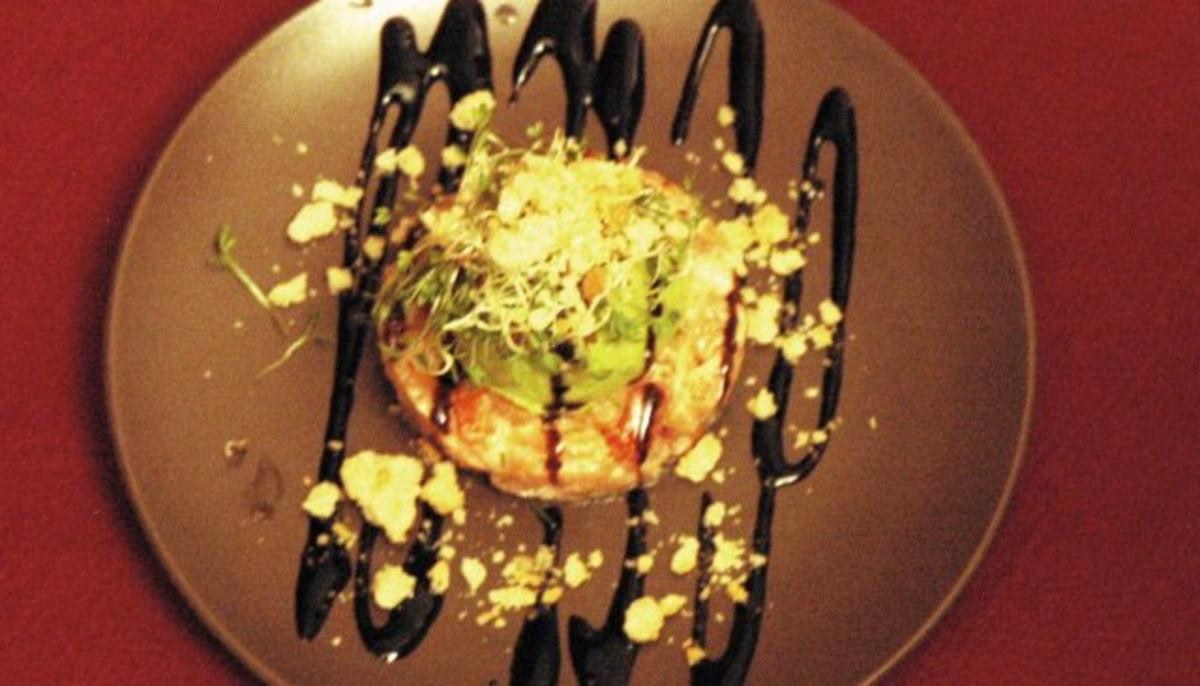 Lachstatar mit Parmesancrumble an Avocado-Wasabi-Crème