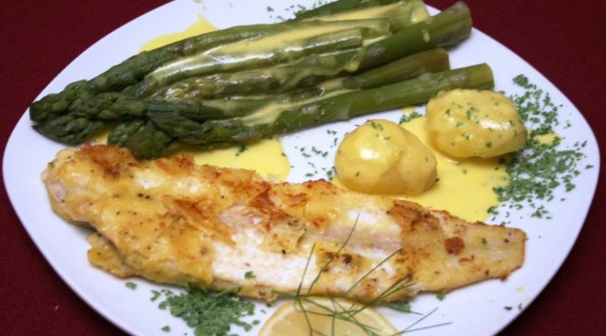 Gebratene Seezunge in Zitronen-Pfeffer-Eihülle, dazu frischer Spargel und neue Kartoffeln