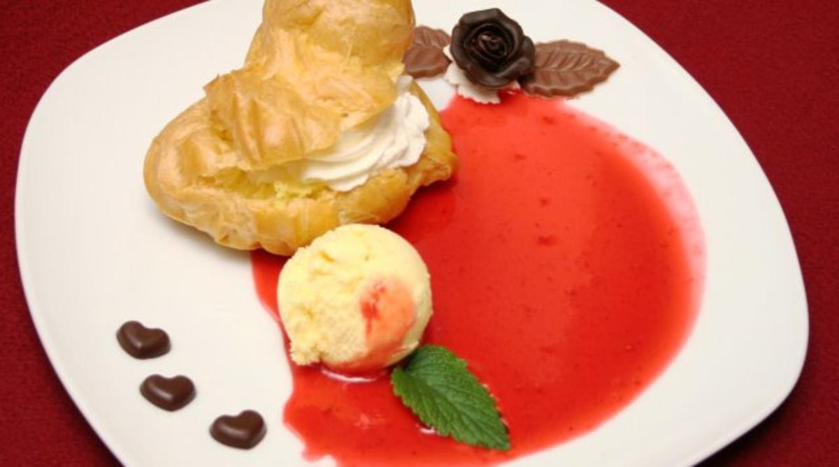 Windbeutel mit Bourbon-Vanille-Eis und Himbeersoße
