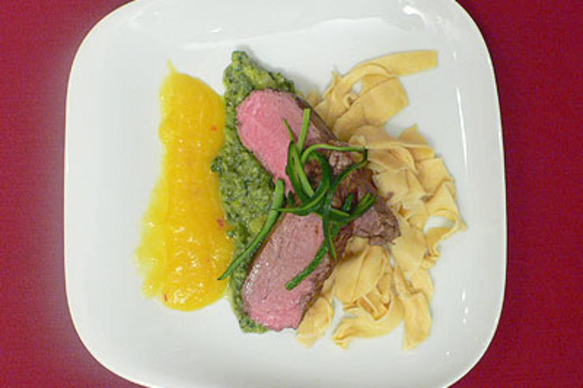 Kalbsfilet mit Zucchini-Spinatpüree und selbst gemachter Mango-Pasta