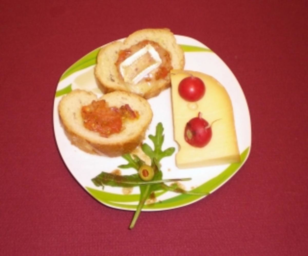 Überbackene Canapes neben versteckten Mäusen