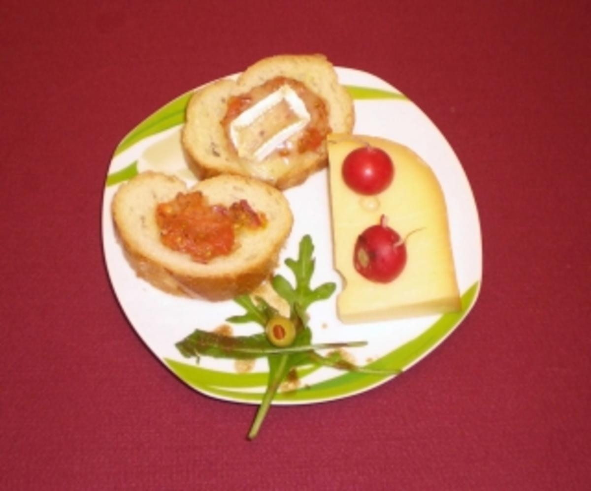 Überbackene Canapes neben versteckten Mäusen