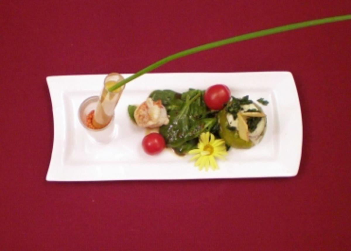 Mousseline von der Erbse, Möhrensüppchen und Garnelen an Spinatsalat