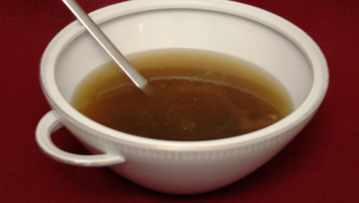 Zitronengrassuppe auf Beinscheibe