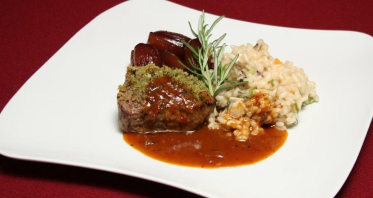 Medaillons von der Rinderlende unter Kräuterkruste auf Steinpilzrisotto