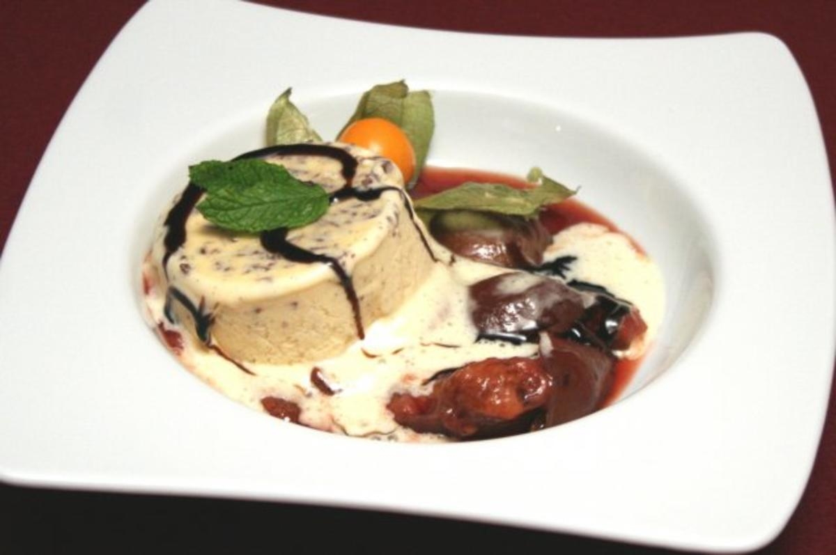 Stracciatella-Parfait mit Pflaumenkompott