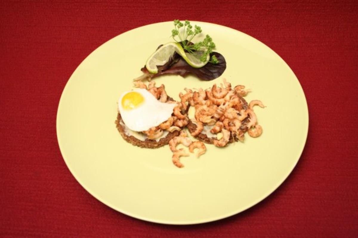 Krabben auf Schwarzbrot mit Spiegelei