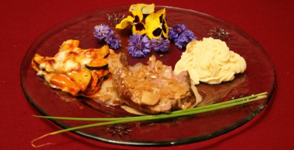 Gebratene Lammkeule mit überbackenem Tian und Holunder-Kartoffelpüree