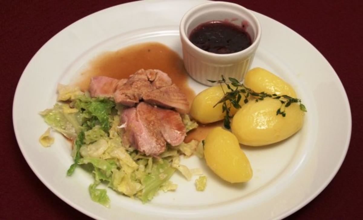 Fasan auf Wirsing, Drillingen und Cranberries