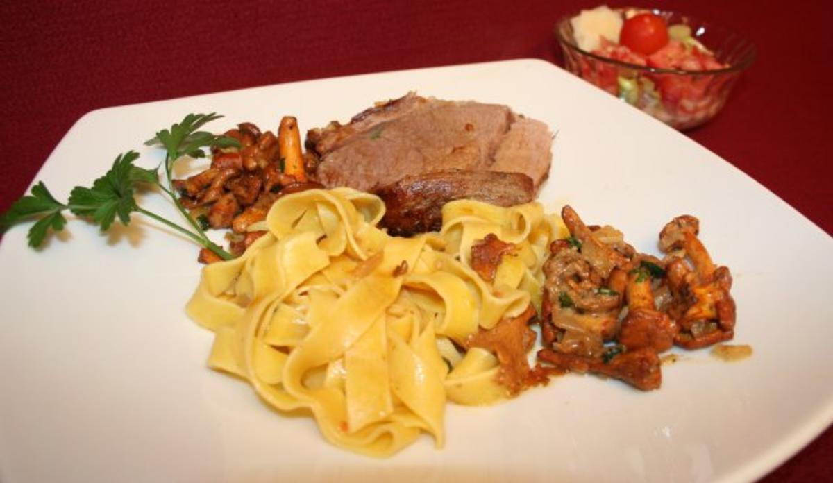 Gebratene Lammkeule mit Bandnudeln, Pfifferlingen und Tomatensalat