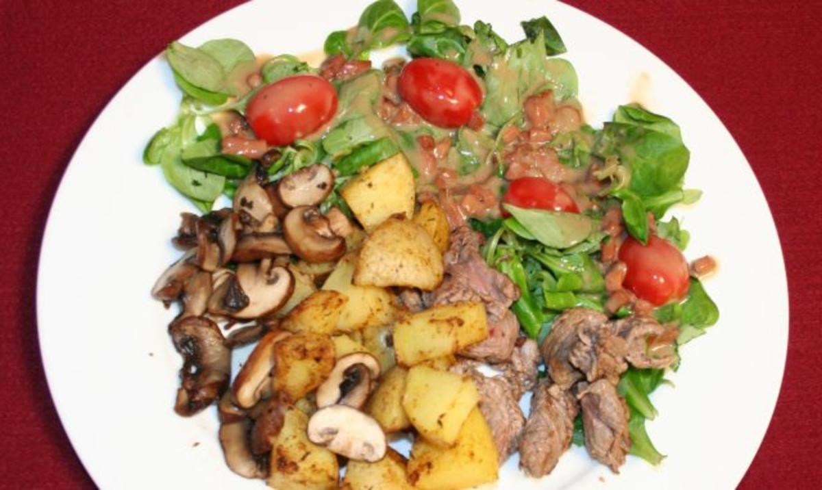 Feldsalat mit gebratenen Schweinefiletstreifen, Champignons und Backofenkartoffeln
