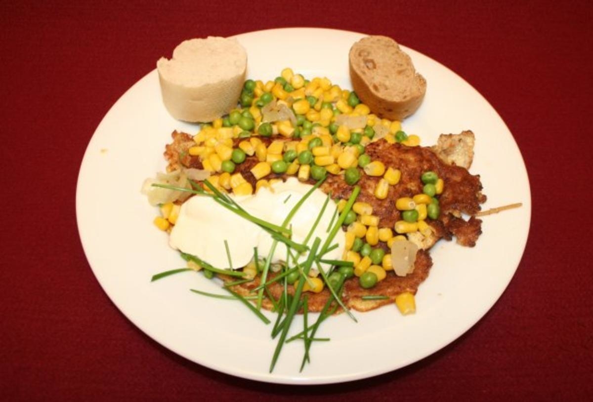 Spaghetti-Omelett gefüllt mit Mais, Zwiebeln und Erbsen, dazu Crème fraîche und Baguette