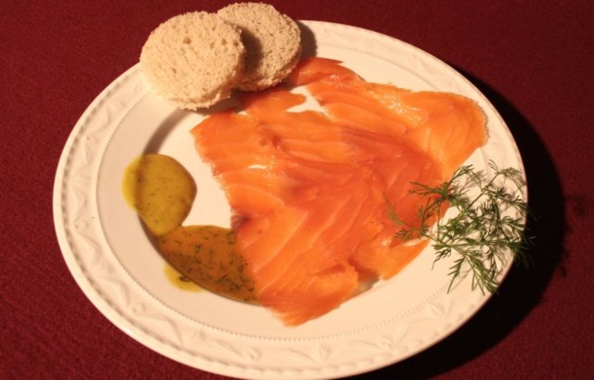 Lachs frisch aus dem Räucherofen nach Hauruper Art an Honig-Senf-Soße
