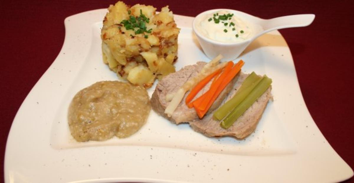 Österreichischer Tafelspitz an Schnittlauchsoße, dazu Erdapfelschmarrn mit Apfelkren