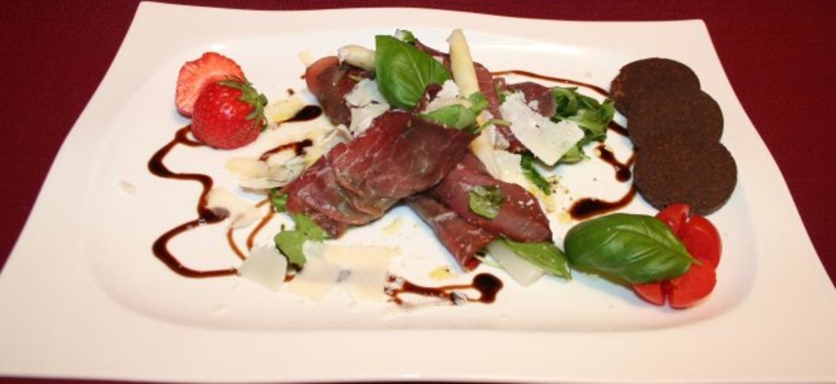 Rucola im Rinderschinkenmantel mit Spargelspitzen
