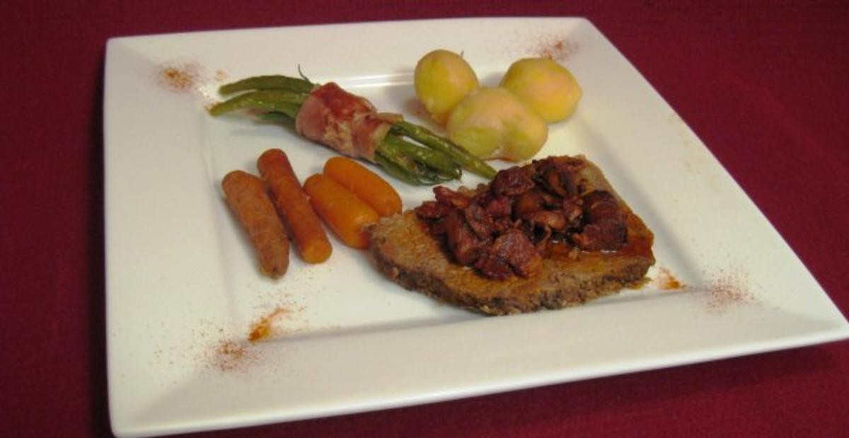 Cowboy Pot Roast mit roten Kartoffeln, grünen Bohnen im Prosciutto-Mantel und Pilzsoße