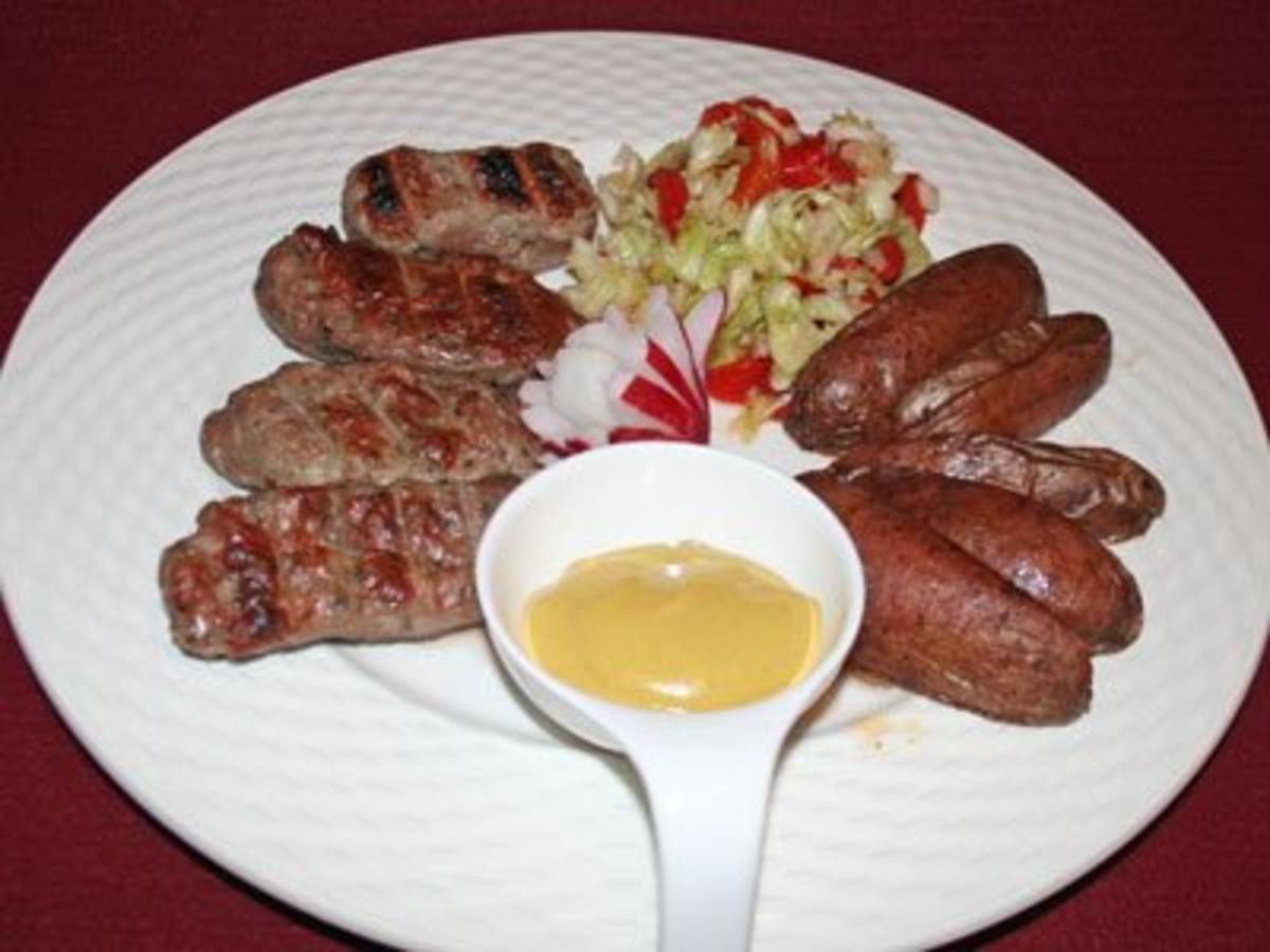 Mititei mit hausgemachten Kartoffelecken und selbstgemachtem Krautsalat