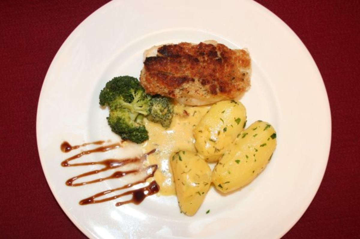 Steinbeißerfilet mit Thymiankruste, dazu Petersilienkartöffelchen, Broccoli und Honigsenf-