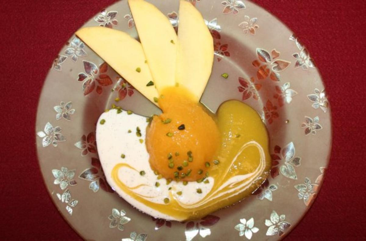 Mangosorbet mit Joghurtvanillesoße und Mangosoße, verfeinert mit Pistaziensplittern