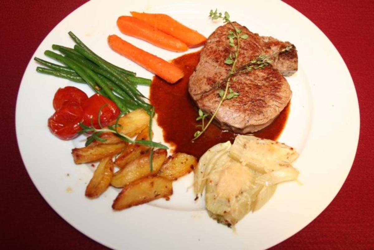 Filet vom Charolais mit Fenchel, glasiertem Gemüse und Kartoffelspalten auf Barolosauce