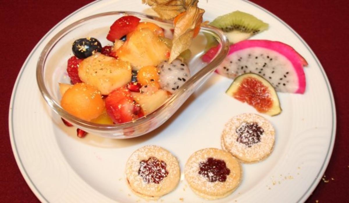 Exotischer Obstsalat mit Pfauenauge