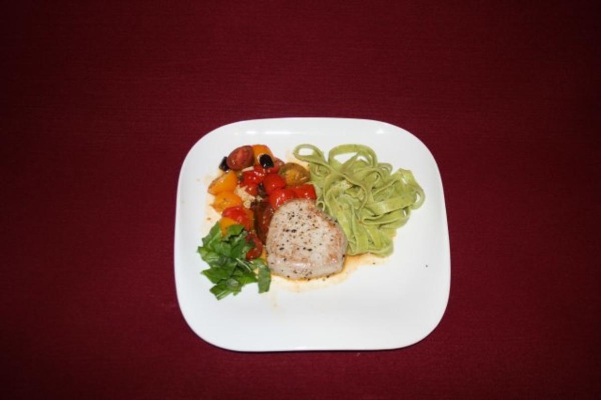 Thunfischsteak an Tomaten, Oliven und Sardellenfilets mit Spinat-Tagliatelle