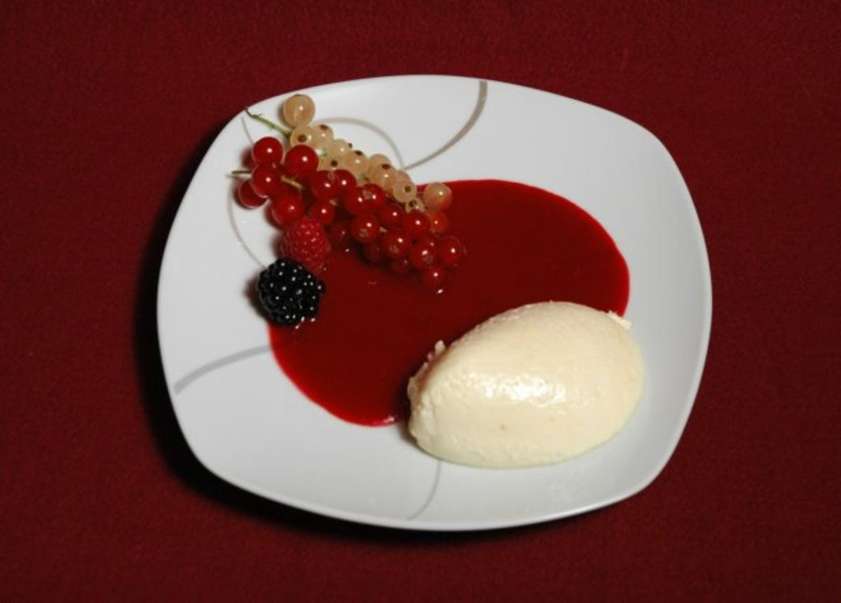 Topfenmousse auf beschwipstem Fruchtspiegel (Oberbayern)