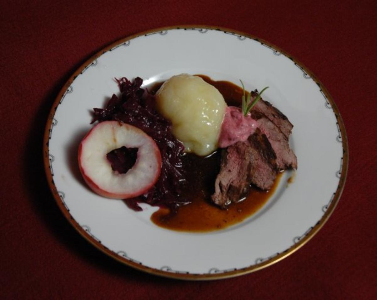 Rehrücken mit Thüringer Klößen und Apfelrotkraut (Thüringen)