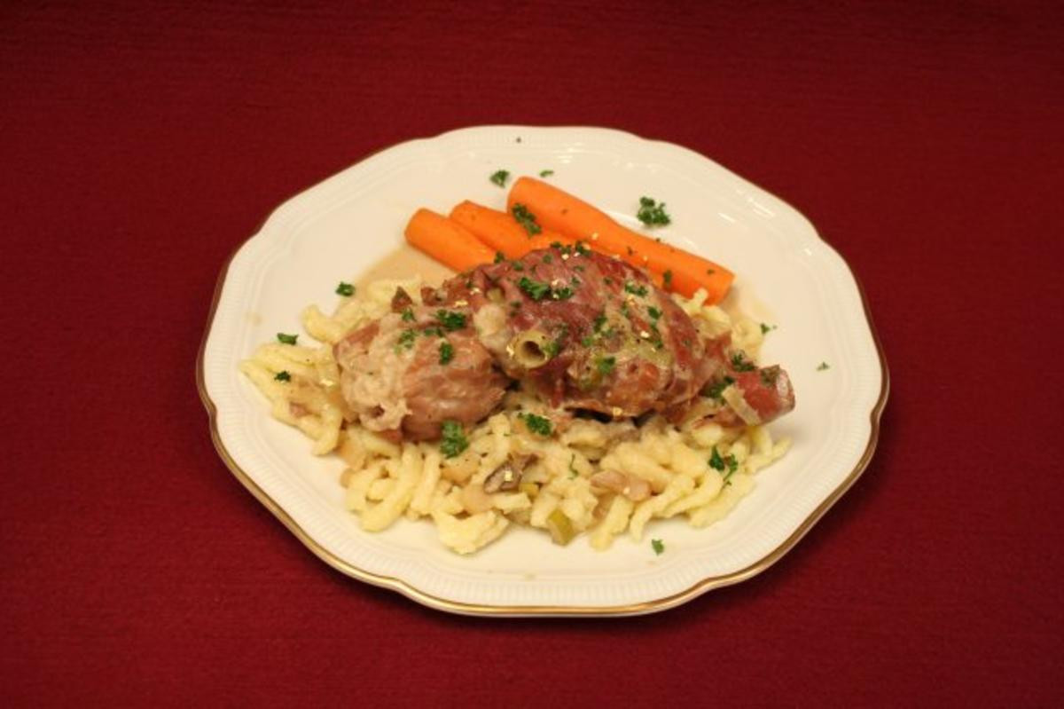 Schweinemedaillons im Parmaschinkenmantel mit Steinpilz-Gorgonzola-Soße, dazu Spätzle