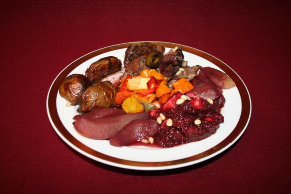 Lammbraten, Kürbisgemüse, Rosmarinkartoffeln, dazu Apfel-Rote-Bete-Salat mit Pinienkernen