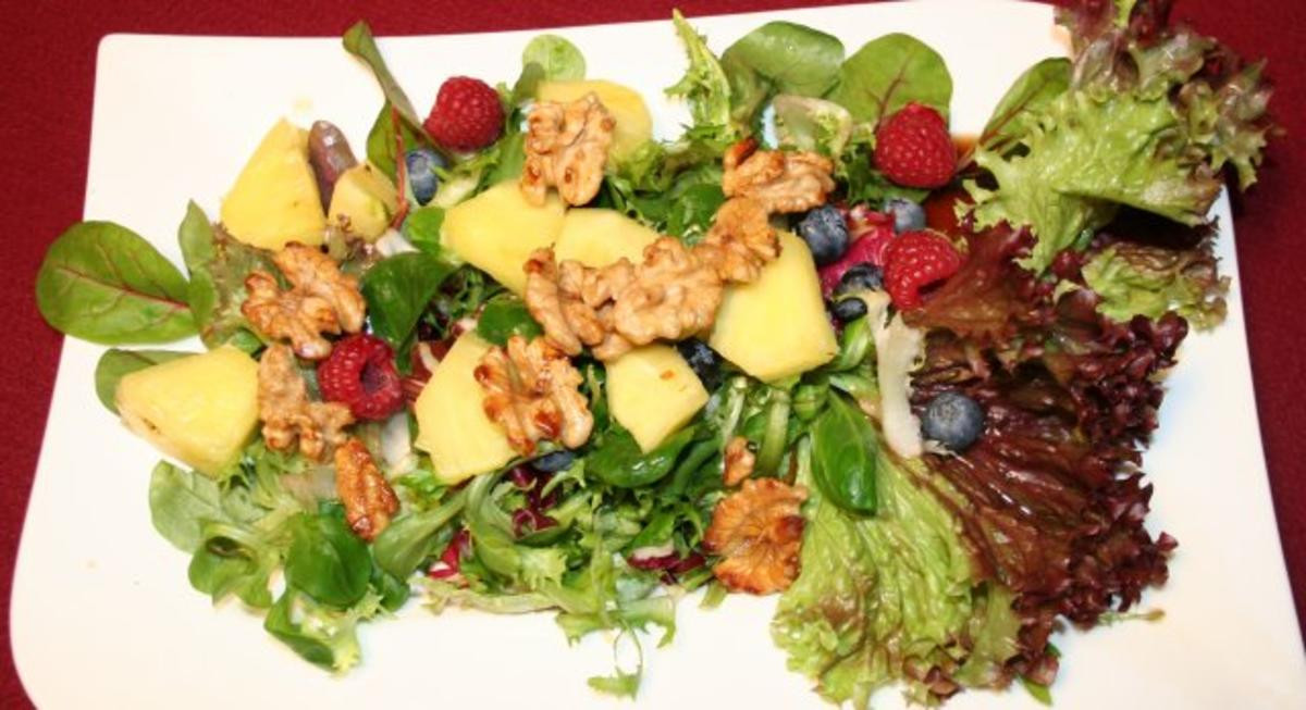 Feld- und Friséesalat mit karamellisierten Ananas und Walnüssen